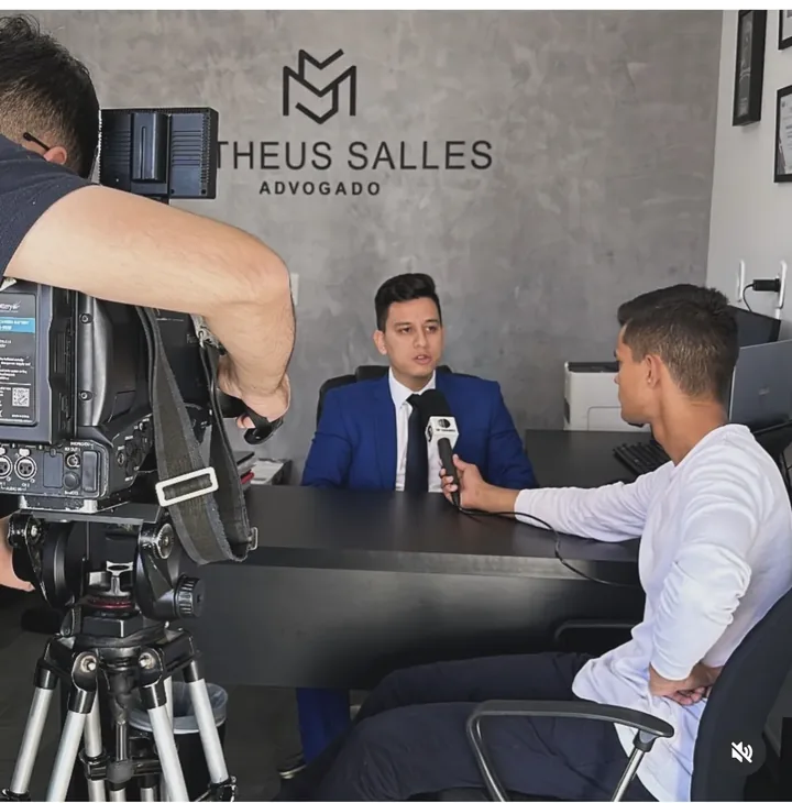 Matheus Salles concedendo entrevista no escritório