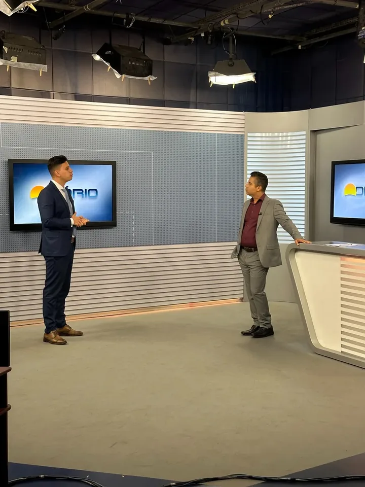 Matheus Salles em entrevista no estúdio da TV